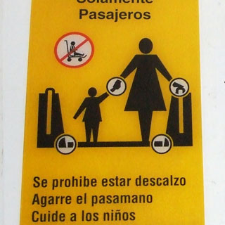 SIGN, CAUTION HOLD HRAIL(SPANISH)